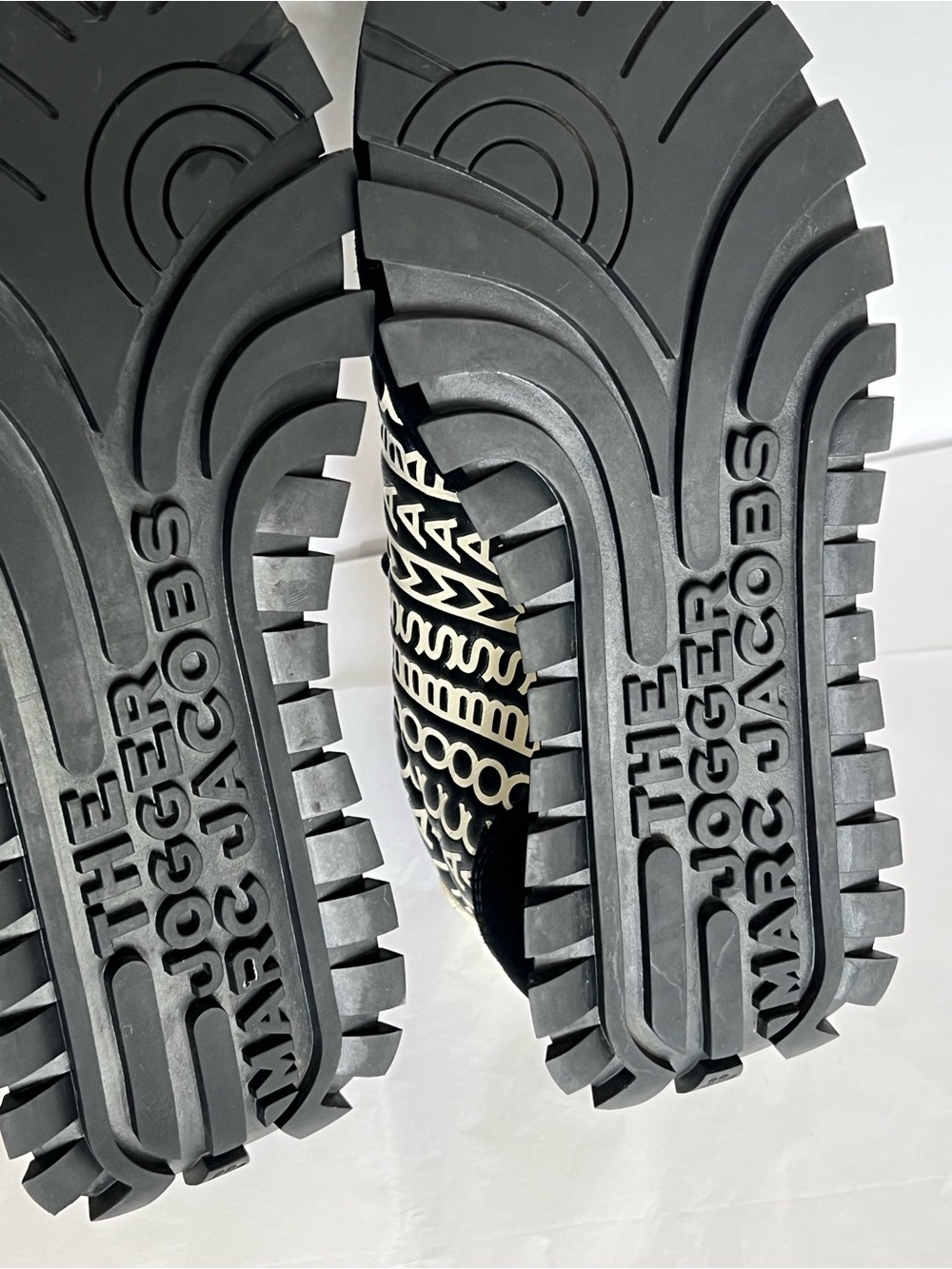 The Marc Jacobs The Jogger Monogram Leather Sneakers Black/Cream EU 39 - Picture 13 of 14